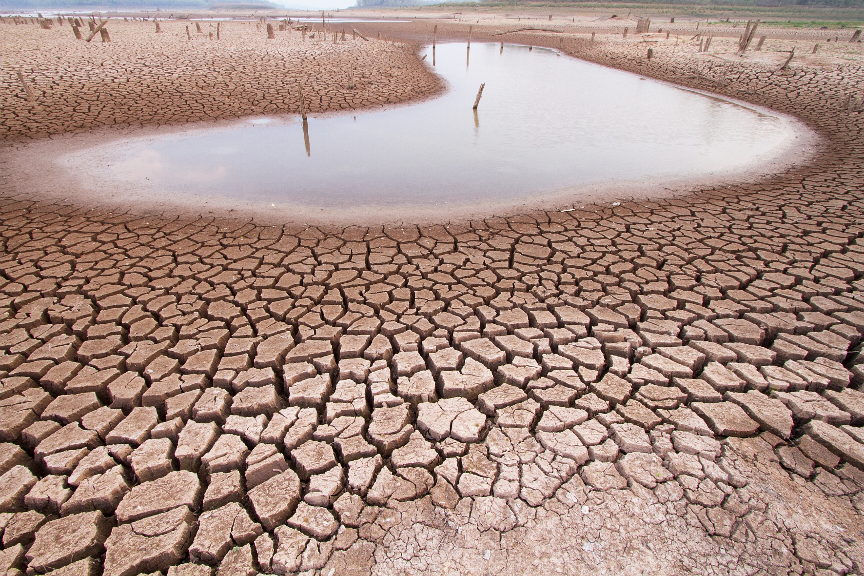 terre et lac assechés par le changement climatique