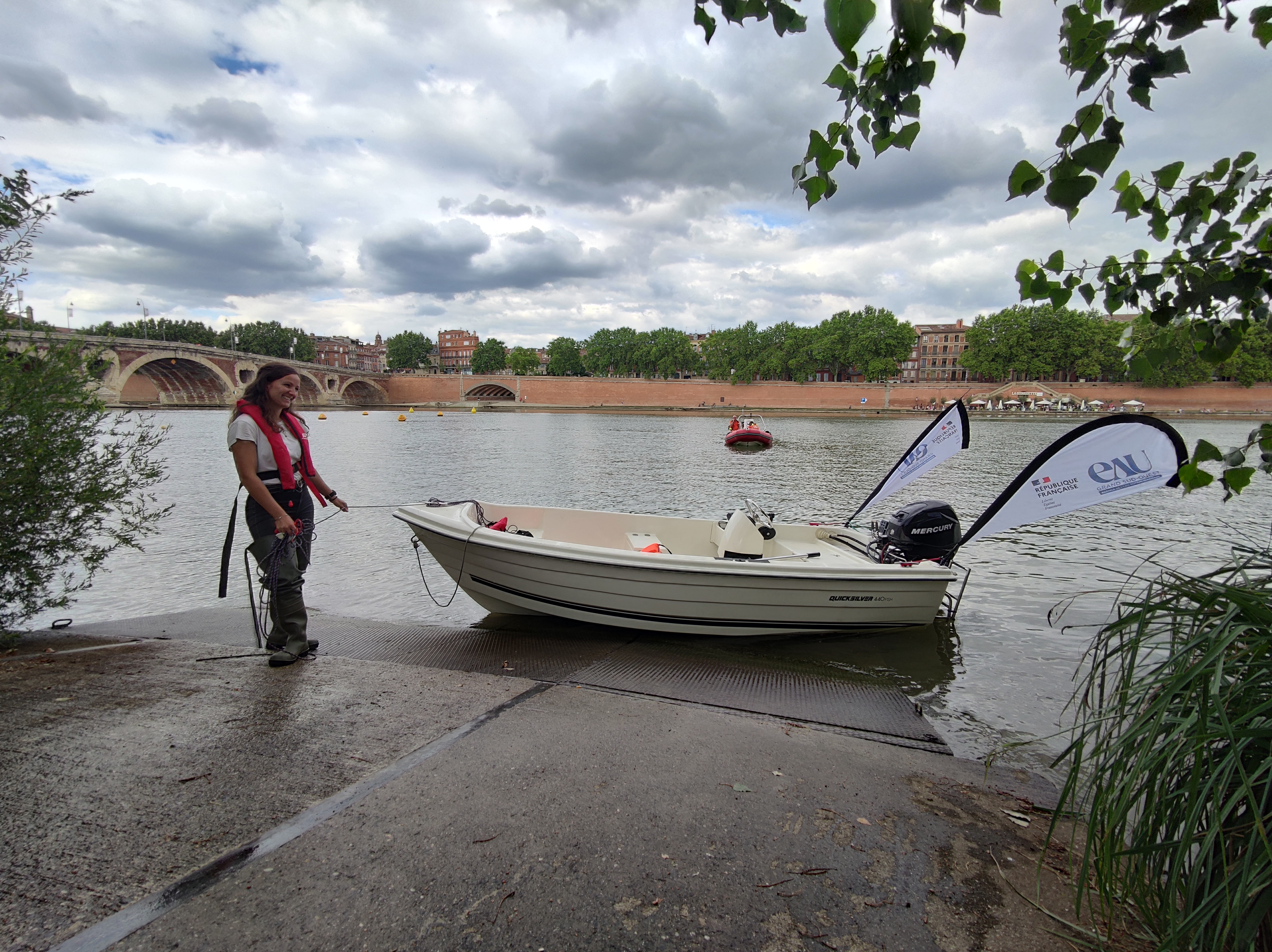 Bateau de l'agence de l'eau Adour-Garonne qui a servit à prélever des échantillons de la Garonne pendant le Village de l'eau Odyssy de Toulouse
