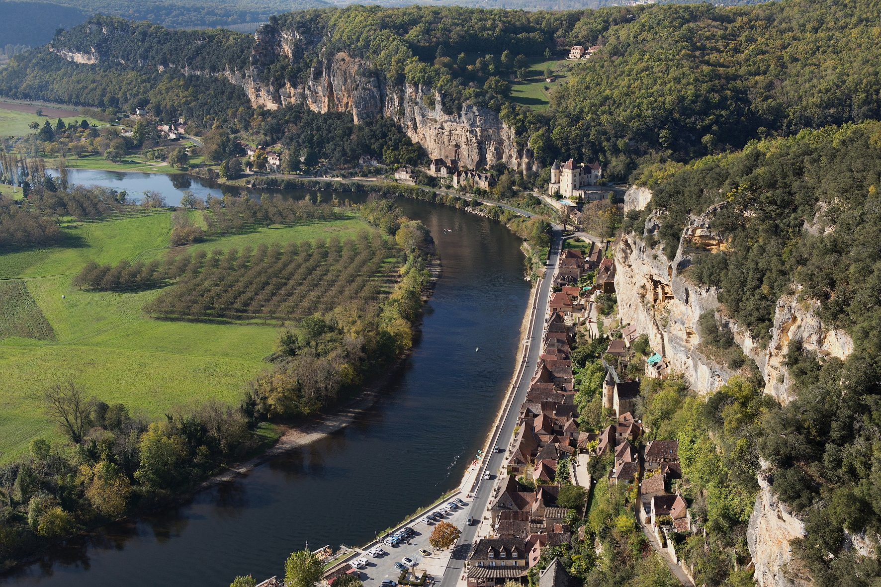 Vue aérienne de La Roque-Gageac en Dordogne